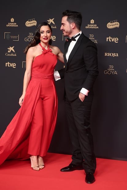 La empresaria Vernica Daz, con un mono rojo con sobrefalda con cola de la dise?adora ponferradina Silvia Fernndez Atelier, junto a su pareja, el escritor Javier Castillo.