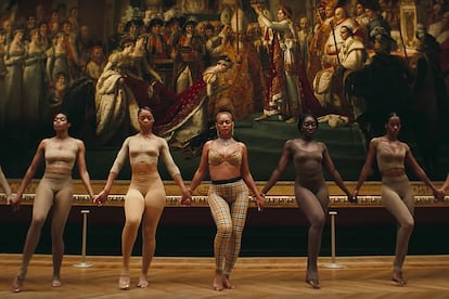 La consagración de Napoleón de Jacques-Louis David es el telón de fondo de esta secuencia en la que Beyoncé desencaja la cadera ataviada con un reconocible conjunto de top y leggins de Burberry. La obra muestra el momento en el que Napoleón corona a su mujer Josefina por lo que, sin duda, su elección en el videoclip es un claro guiño al empoderamiento femenino.