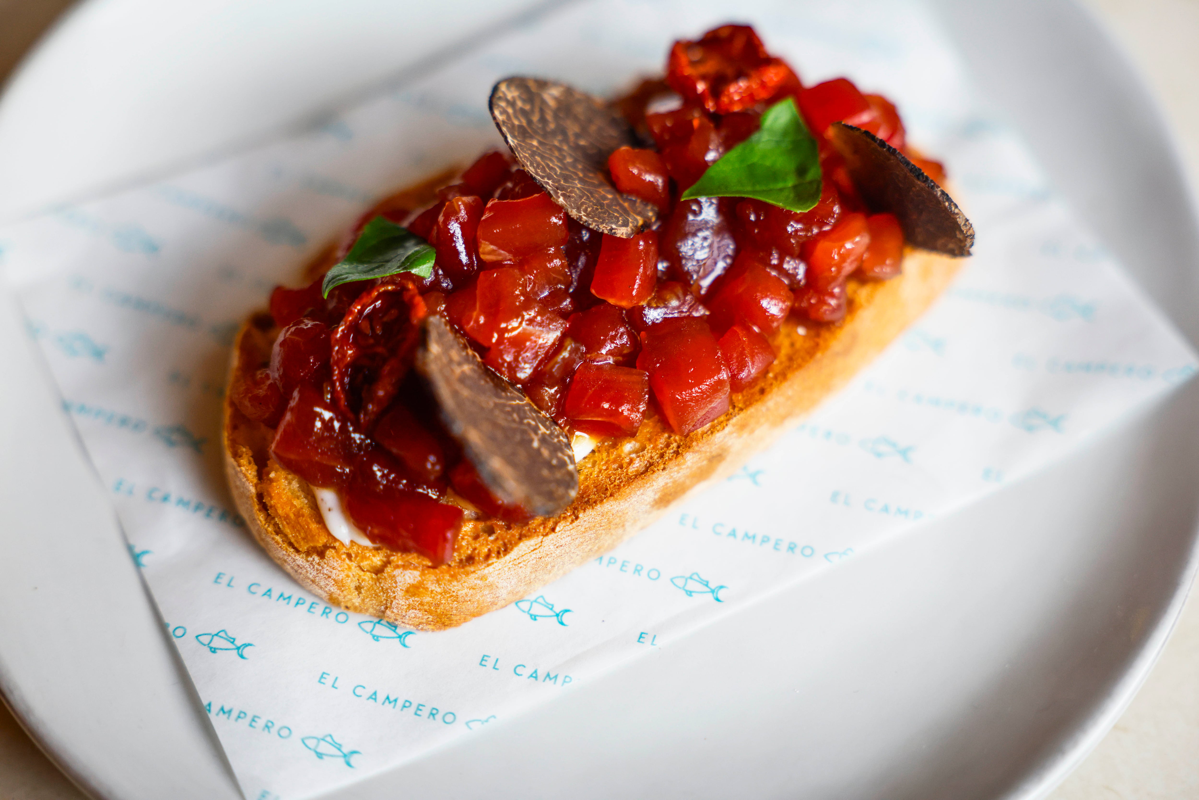 La famosa tosta de atún marinado con tomate seco caramelizado, alioli, albahaca y trufa (en temporada) que sirven en El Campero.