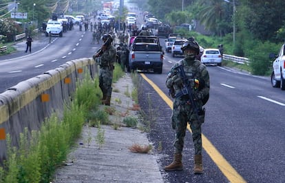 Elementos de la Marina en una carretera federal de Guerrero, luego de que Policías Ministeriales fueran atacados por la UPOEG, en agosto de 2022.