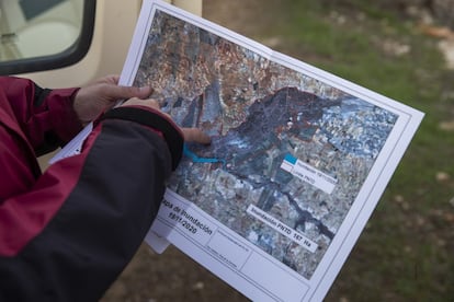 Carlos A. Ruiz, diector y conservador del Parque Nacional de las Tablas de Daimiel muestra en un mapa la superficie inundada, que a 19 de noviembre era de 167 hectáreas, y actualmente es de 254 , de las 1.750 que tiene el humedal.