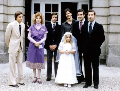 La duquesa de Alba, con sus hijos Fernando (izquierda), Cayetano, Jacobo, Alfonso y Carlos, en la primera comuni&oacute;n de su hija Mar&iacute;a Eugenia