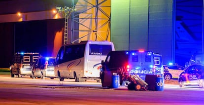 Autobús en el que los españoles han sido trasladados, escoltados por coches de policía, desde la base aérea de Torrejón de Ardoz hasta el Hospital Gómez Ulla.