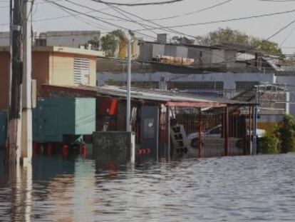 El huracán María ha dejado al menos 10 víctimas mortales, nueve municipios incomunicados y un coste de miles de millones de dólares