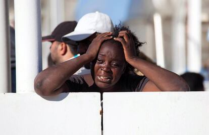 Una mujer inmigrante rescatada en el Mediterráneo llora al llegar al puerto de Reggia Calabria (Italia). Ocho de sus compañeros fallecieron en el viaje.