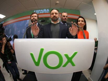 El presidente de Vox, Santiago Abascal (c), junto a Iván Espinosa de los Monteros (i), Javier Ortega Smith (2d) y Rocío Monasterio (d). 