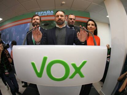 El presidente de Vox, Santiago Abascal (c), junto a Iván Espinosa de los Monteros (i), Javier Ortega Smith (2d) y Rocío Monasterio (d).