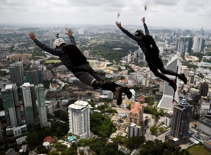 Dos personas en una prueba de salto base durante una competición internacional de salto base en Kuala Lumpur (Malasia).