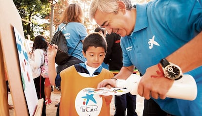 Voluntarios de La Caixa participan en una actividad de la entidad.