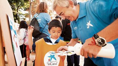 Voluntarios de La Caixa participan en una actividad de la entidad.