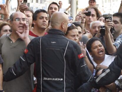 Decenas de detractores de Hugo Chávez, ante la librería madrileña en la que se encontraba ayer el presidente de Venezuela.