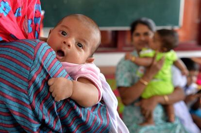 Bebés con sus madres en un refugio en Aluva, a las afueras de Kochi, en el estado de Kerala, el 20 de agosto de 2018. 