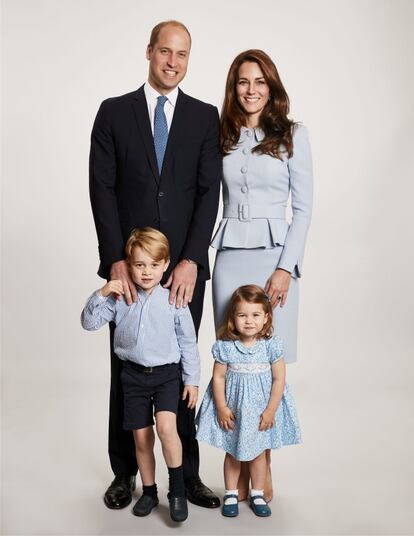 Foto oficial de los duques de Cambridge con sus hijos en Kensington Palace que sirvió de felicitación navideña en 2017. 