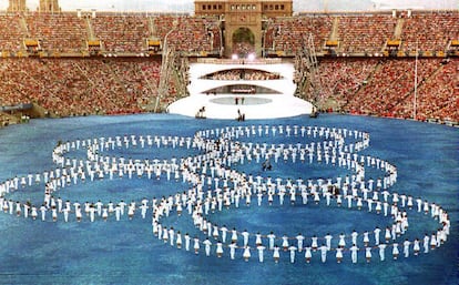 Membres de l'organització formen els anells olímpics durant l'acte inaugural.