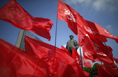 Donetsk, Ucrania. Los manifestantes ondean banderas comunistas junto a la estatua de Lenin. 