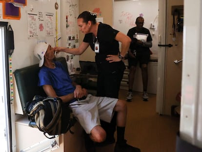 Una persona sin hogar de Phoenix recibe asistencia sanitaria por parte de una unidad médica ambulante en la capital de Arizona, el 13 de julio de 2023.