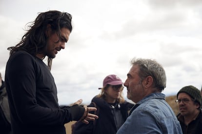 El director Oliver Laxe (izquierda), en el rodaje de la película 'Sirat', da órdenes al actor Sergi López.