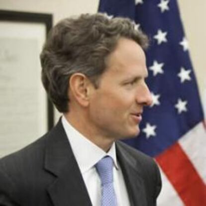 El secretario del Tesoro de Estados Unidos, Timothy Geithner, (i), conversa con el ministro griego de Finanzas, George Papaconstantinou, durante un encuentro celebrado de manera paralela a la Asamblea de Primavera del Fondo Monetario Internacional (FMI) y el Banco Mundial