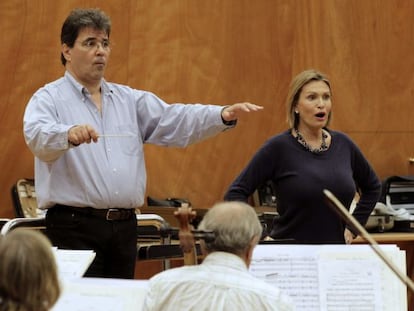 La soprano Ainhoa Arteta ensaya el recital que ofrecerá este martes en Bilbao.