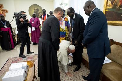 El Papa se arrodilla para besar los pies del presidente de Sudán del Sur, Salva Kiir Mayardit, en el Vaticano, el jueves 11 de abril de 2019. El pontífice cerró un retiro de dos días con las autoridades de Sudán del Sur en el Vaticano con un acto de respeto sin precedentes, arrodillándose y besando los pies de los líderes africanos.