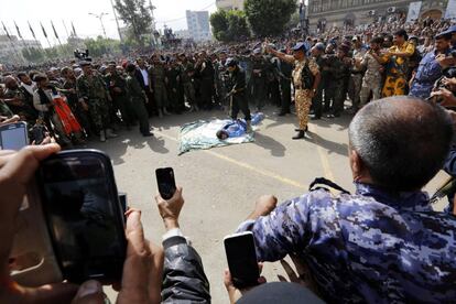 Un polica dispara a un condenado por violar y asesinar a una ni?a ante una multitud en San, Yemen, este lunes.