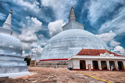 Emociona atravesar este centro cultural y religioso cingalés, en cuyas piedras está escrita la historia de la isla. Anuradhapura es una de las imágenes más evocadoras del sur de Asia. En el centro destaca uno de los árboles mas viejos del mundo, el Sri Maha Bodhi, de más de 2.000 años. Los monasterios semiderruidos y enormes dagobas dan fe del papel de la ciudad como sede del gobierno de Sri Lanka durante un milenio. Atravesarlos emociona. Actualmente algunas de sus estructuras (templos, torres, piscinas...) conservan su función como lugares sagrados en los que todavía se celebran ceremonias.