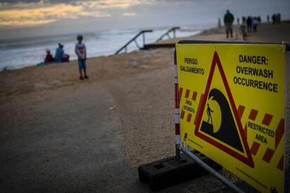 Un cartel advierte del peligro de sobrecalentamiento del agua en Costa da Caparica, cerca de Lisboa, el 13 de octubre de 2018.  