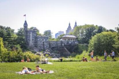 Neoyorquinos tomando el sol frente a Belvedere Castle, en Central Park.