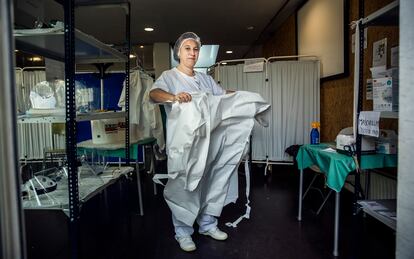 Miriam Alía, enfermera de Médicos sin Fronteras, en el hospital de campaña de Alcalá de Henares (Madrid).