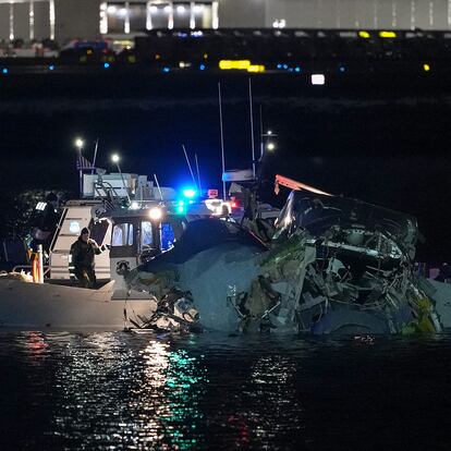 ARLINGTON, VIRGINIA - JANUARY 30: (EDITORS NOTE: Image contains graphic content) Emergency response units assess airplane wreckage in the Potomac River near Ronald Reagan Washington Airport on January 30, 2025 in Arlington, Virginia. An American Airlines flight from Wichita, Kansas collided with a helicopter while approaching Ronald Reagan National Airport. (Photo by Andrew Harnik/Getty Images)