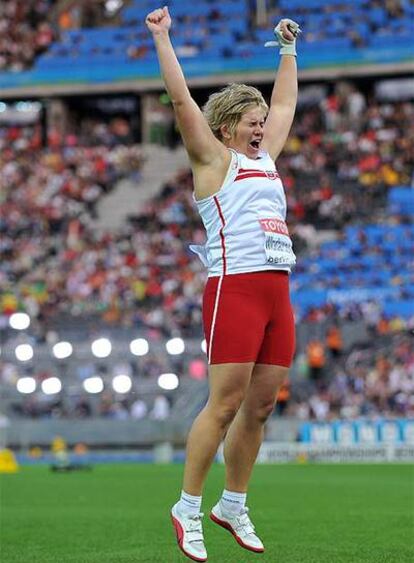 Anita Wlodarczyk celebra su récord del mundo.