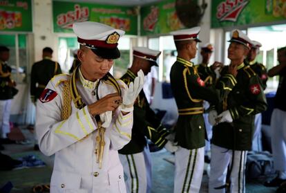 Miembros de la guardia de honor preparan sus uniformes ante la llegada del papa Francisco al Palacio Presidencial en Naypyitaw (Myanmar)