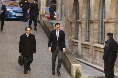 Iñaki Urdangarin acompañado por su abogado, Mario Pascual Vives, acude a los juzgados de Palma de Mallorca, el 25 de febrero de 2012.