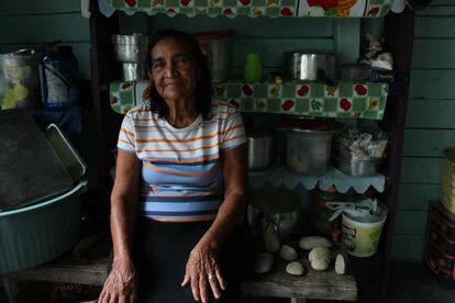 Dona Odila Braga dos Anjos mostra fragmento cerâmico associado aos seus antepassados seringueiros.