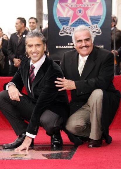 Vicente Fernández y, a la izquierda, su hijo Alejandro con su estrella en el Paseo de la Fama de Hollywood en 2005.