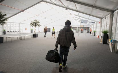 En el aeropuerto hay detectores de metal y de rayos X a la entrada y antes de pasar a la zona de embarque habrá otros controles con escáner de los equipajes de mano. En la imagen, un pasajero a su llegada al aeropuerto.