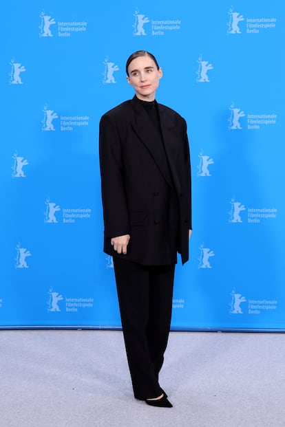 ROONEY MARA. Después de varios años en la televisión, películas independientes y apariciones en las series más exitosas de los 2000, Rooney Mara  se dio a conocer cuando en 2011 protagonizó la adaptación cinematográfica de la novela sueca ‘The Girl with the Dragon Tattoo’, justo tras graduarse en Psicología, Política Social Internacional y Organizaciones sin Fines de Lucro por la Universidad de Nueva York.