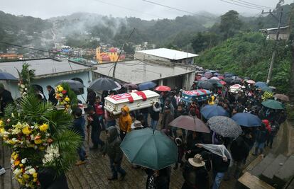 Los familiares y amigos de Jair Valencia, 19 años, Yovani Valencia, 16 años, y Misael Olivares, 16 años, asisten a su funeral en Veracruz, México.
