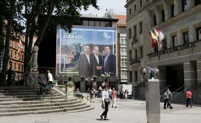 La sede del Sabin Etxea en Bilbao, engalanada con un gran cartel en el que aparecen el lehendakari, Iñigo Urkullu; el presidente del PNV, Andoni Ortuzar, y el candidato por Bizkaia, Aitor Esteban.