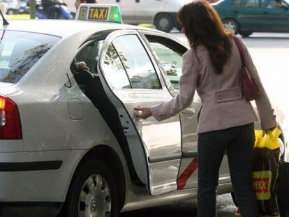 Una clienta sube a un taxi en Madrid. 