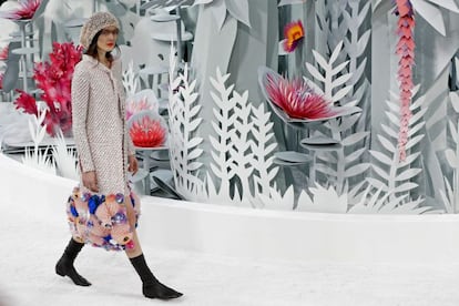 Con los colores de un "trópico parisino", Chanel floreció en un decorado de naturaleza sintética para presentar la colección de alta costura para la próxima primavera/verano que el modisto alemán Karl Lagerfeld presentó este martes en la Semana de la Moda de París.