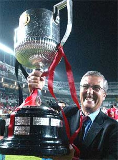 El entrenador del Real Mallorca, Gregorio Manzano, levanta muy contento el trofeo tras derrotar su equipo por 3-0 al Recreativo de Huelva en la final disputada en el estadio Martinez Valero de Elche.