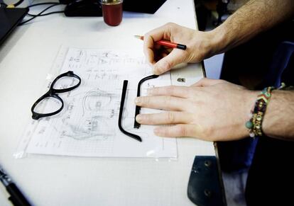 Las gafas de Maison Bonnet se realizan con las mismas técnicas que hace un siglo, pero su actual equipo de artesanos es muy joven; la mayoría apenas supera los 30 años.