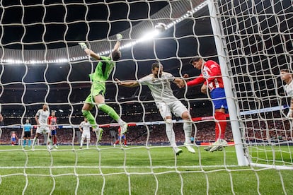 Kepa, Nacho y Morata disputan el balón durante el derbi madrileño.