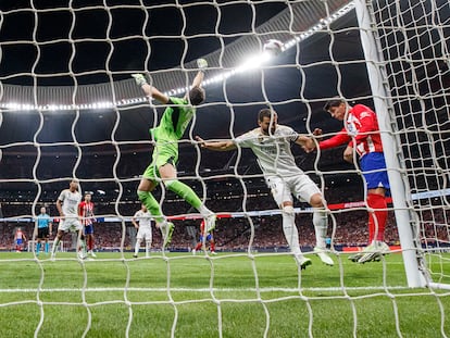 Kepa, Nacho y Morata disputan el balón durante el derbi madrileño.