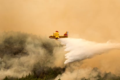 Un helicóptero trabajaba en la extinción del fuego en la zona de Las Rosas, próxima al monte de La Esperanza en la isla de Tenerife, el jueves.