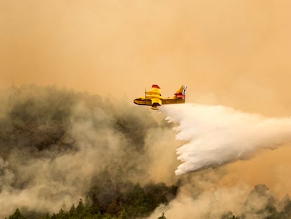 Un helicóptero realiza tareas de extinción en la zona de Las Rosas, próxima al monte de La Esperanza.