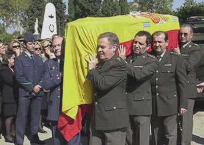 Dos etarras matan en su consulta de Sevilla al médico militar, Antonio Muñoz Cariñanos, de dos tiros. La colaboración ciudadana permite la detención de los autores, Jon Igor Solana y Harriet Iragi Gurrutxaga, cinco horas después a kilómetro y medio del lugar del crimen.