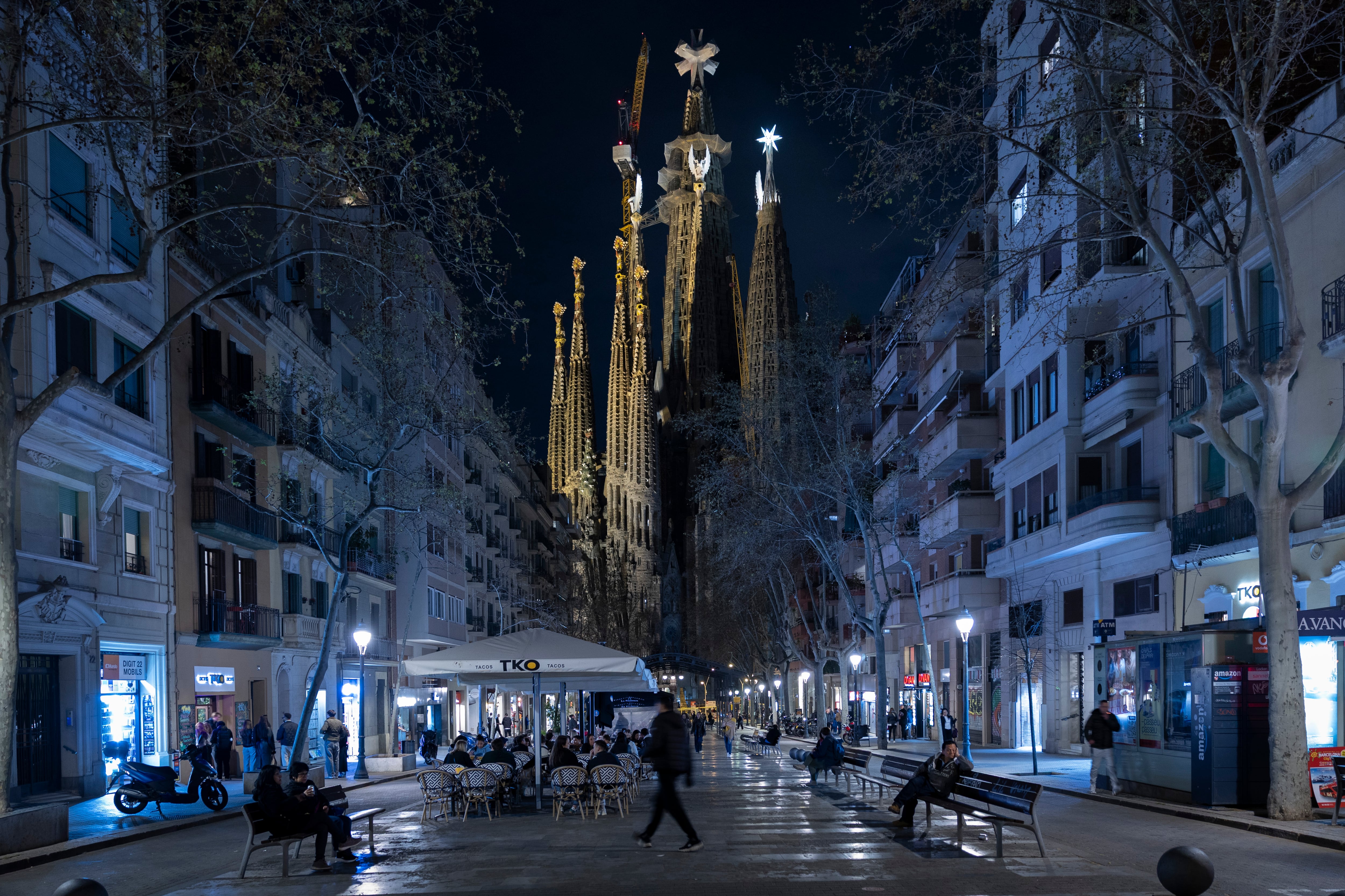 La torre de Jesucristo de la Sagrada Familia ya terminada, de noche, en marzo pasado.