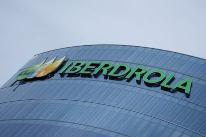 Logotipo de Iberdrola en su sede de Bilbao.